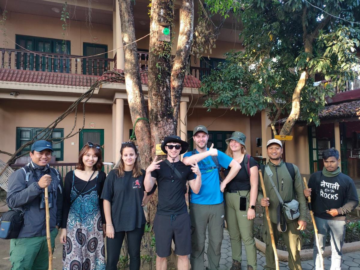 Wild Horizons Guest House Sauraha Exterior photo