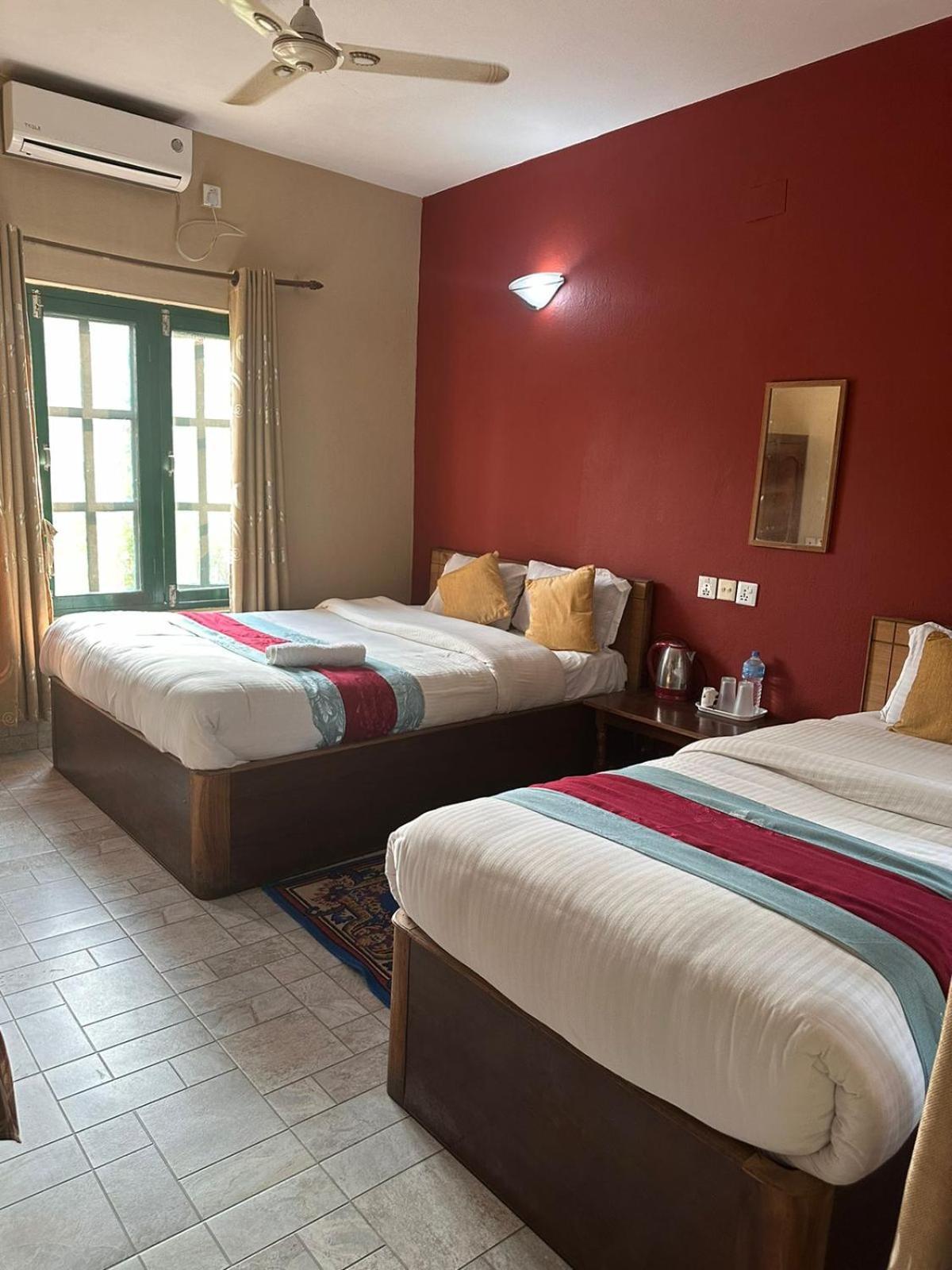 Wild Horizons Guest House Sauraha Exterior photo