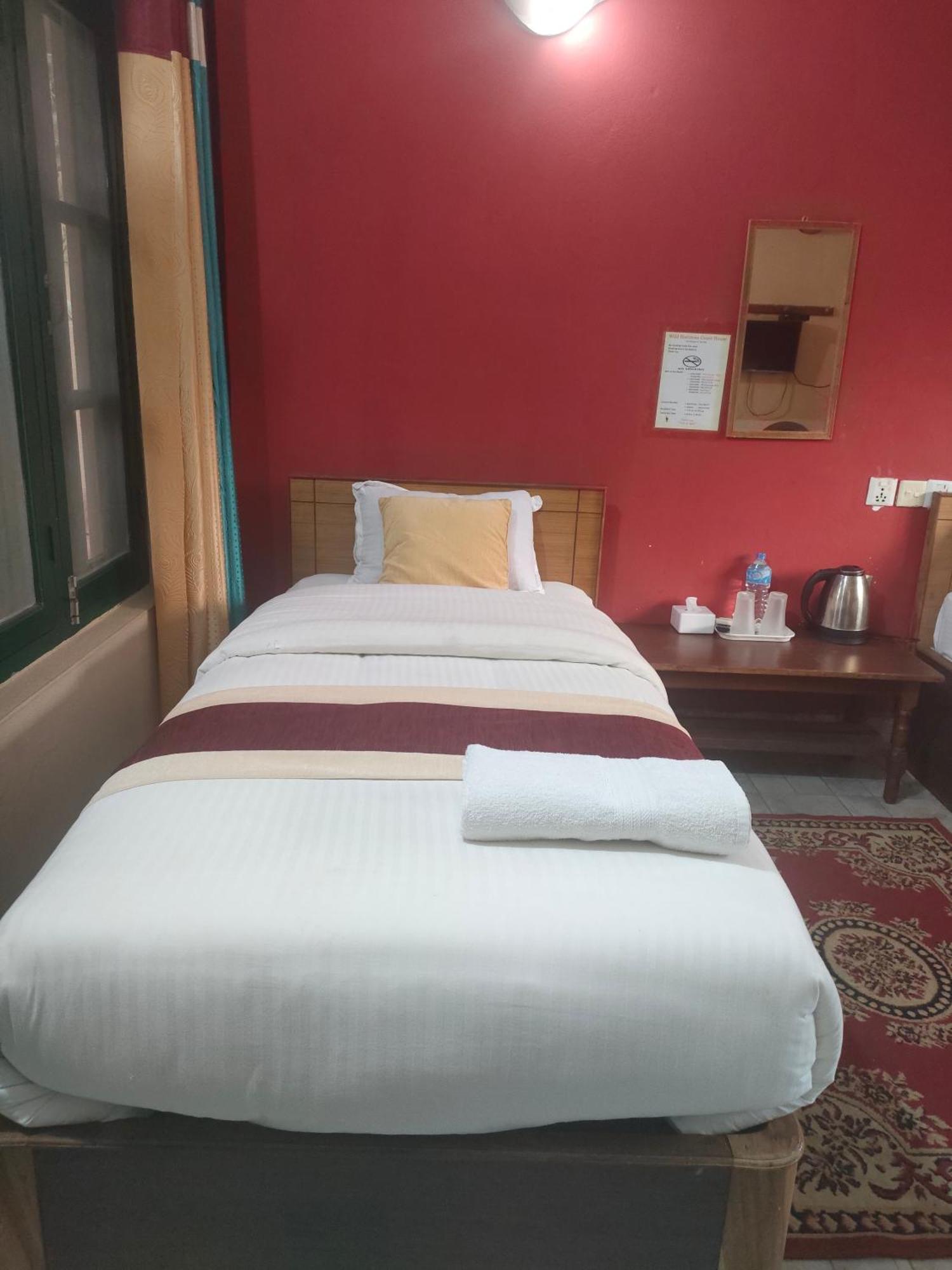 Wild Horizons Guest House Sauraha Exterior photo