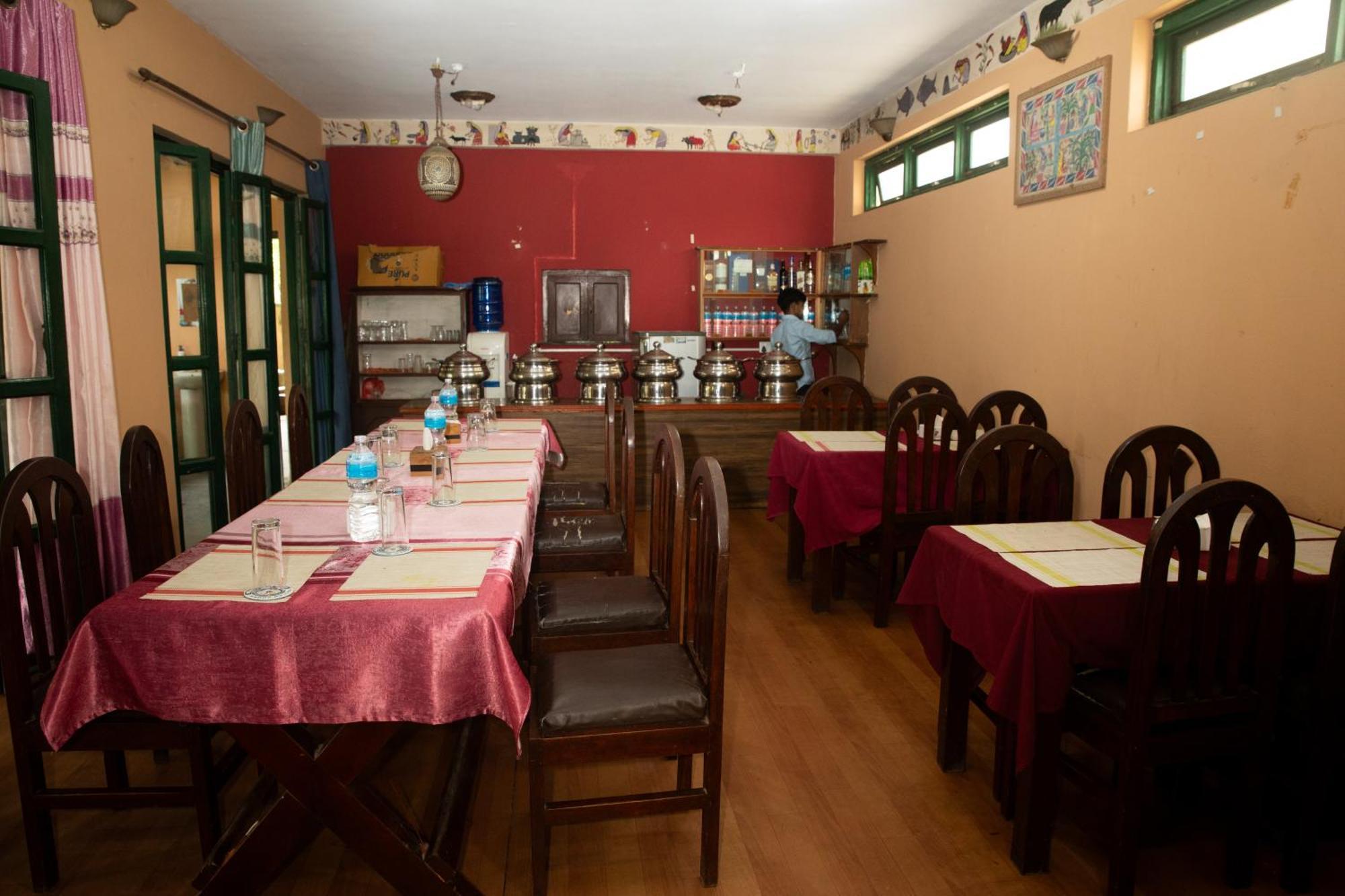 Wild Horizons Guest House Sauraha Exterior photo