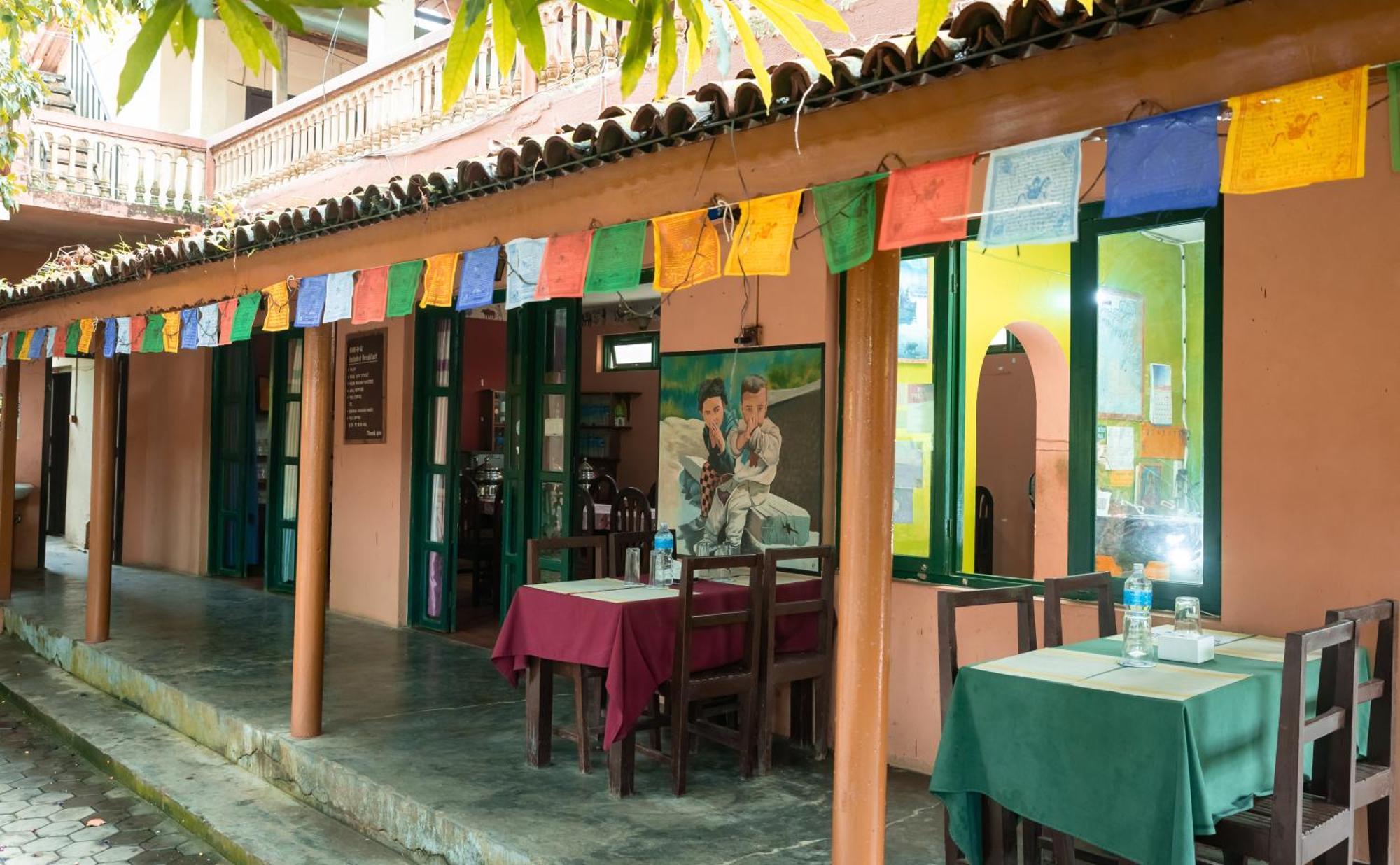Wild Horizons Guest House Sauraha Exterior photo