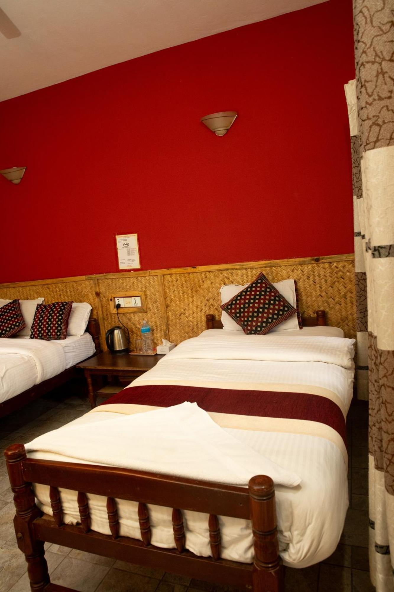 Wild Horizons Guest House Sauraha Exterior photo