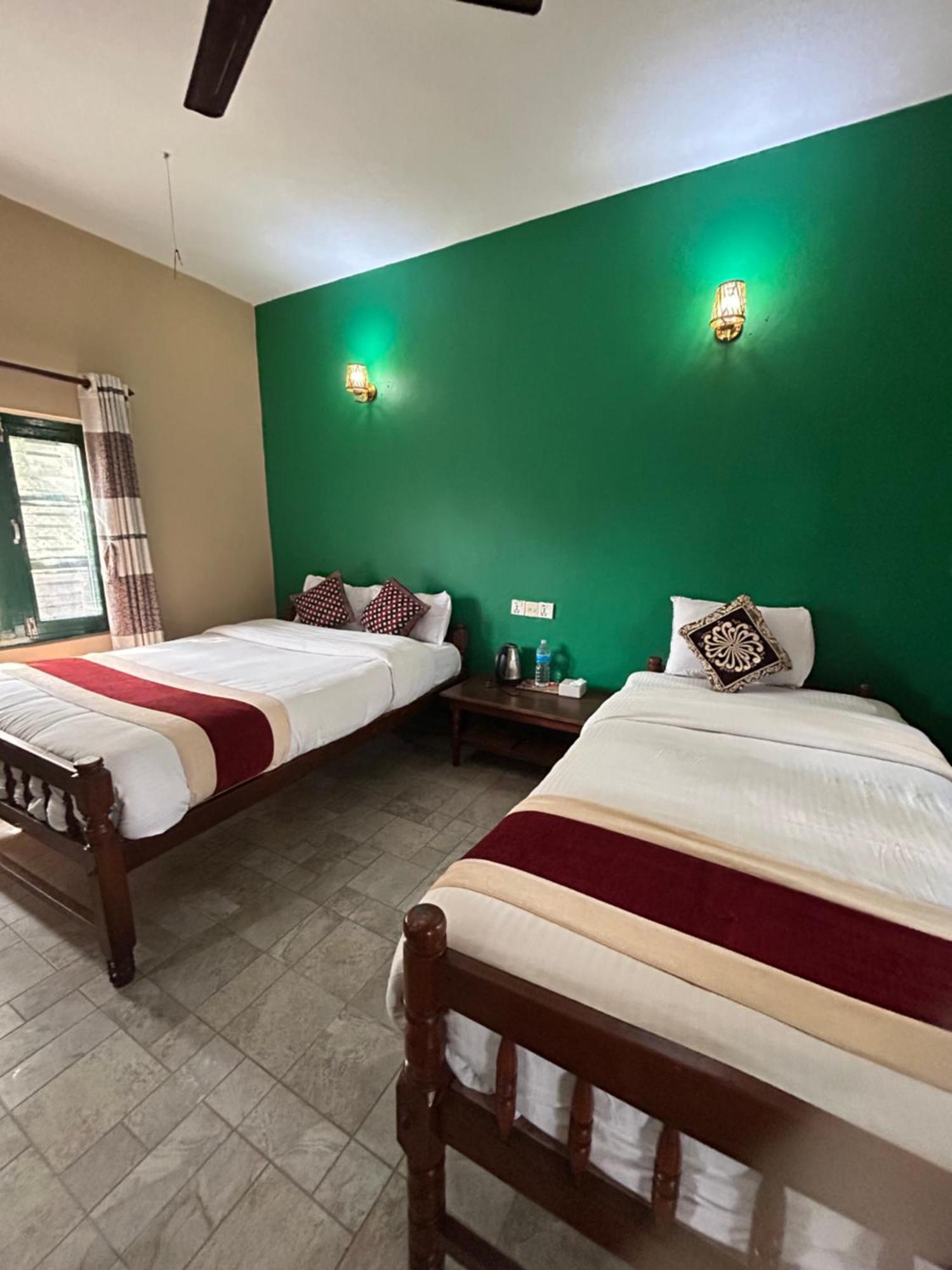 Wild Horizons Guest House Sauraha Exterior photo