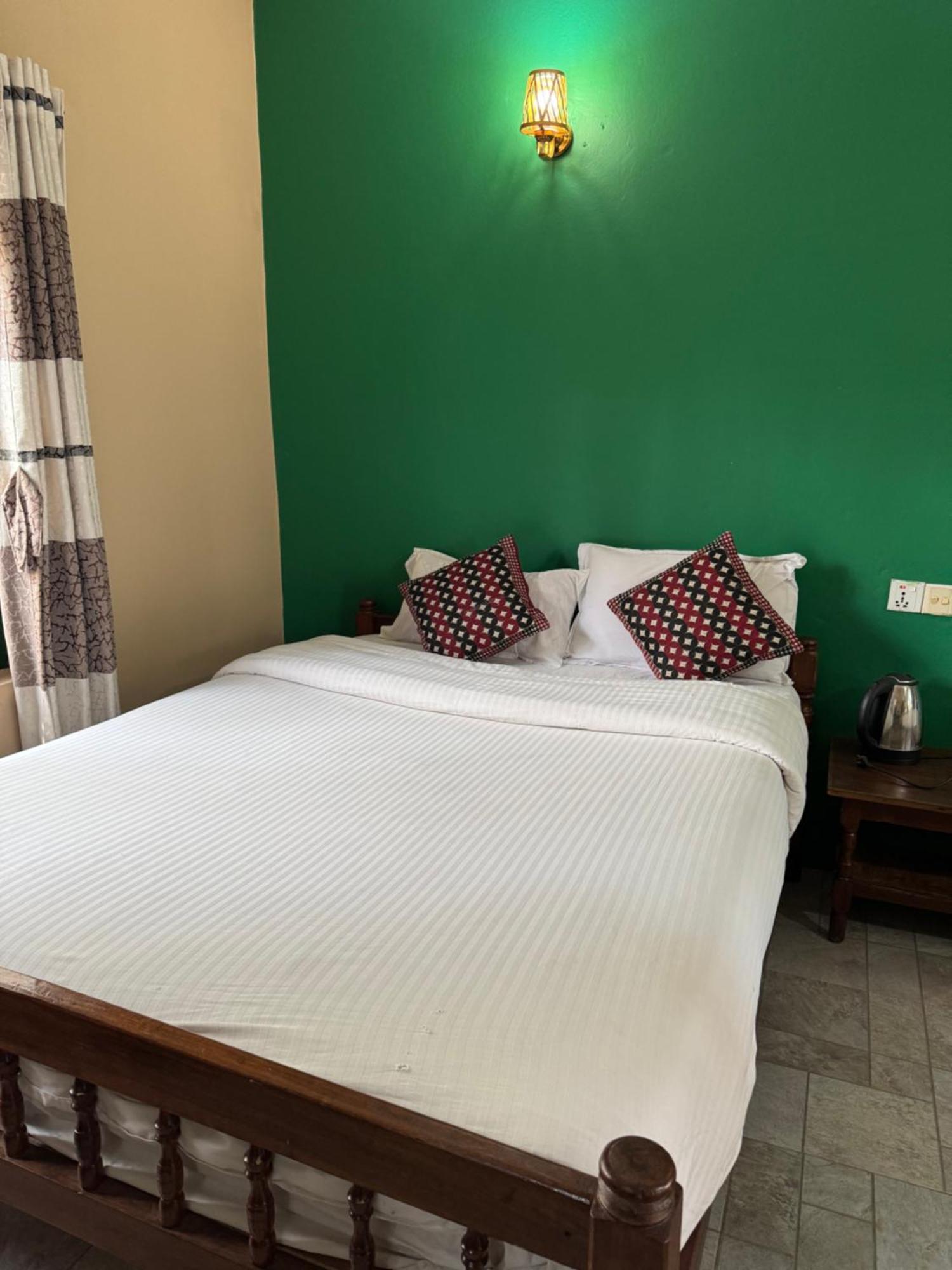 Wild Horizons Guest House Sauraha Exterior photo