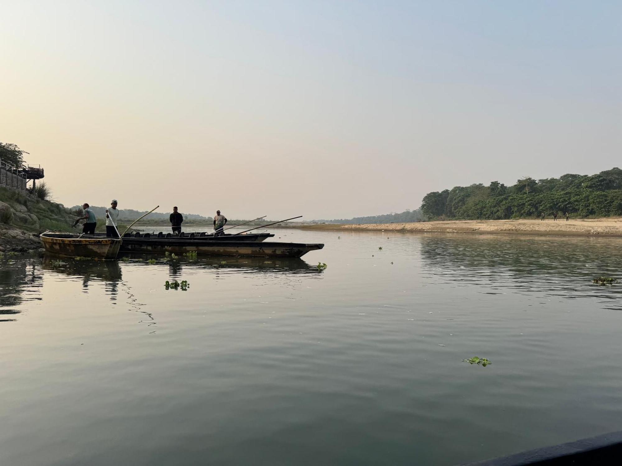 Wild Horizons Guest House Sauraha Exterior photo